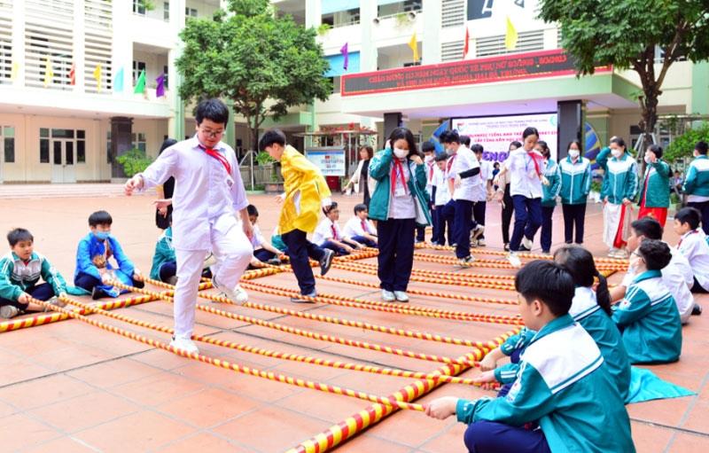 NKL-SKTT04. HOẠT ĐỘNG TRẢI NGHIỆM:  TÌM HIỂU LỊCH SỬ THỜI KỲ KHÁNG CHIẾN –  BẢO VỆ CHỦ QUYỀN BIÊN GIỚI, BIỂN ĐẢO THỜI KỲ HÒA BÌNH